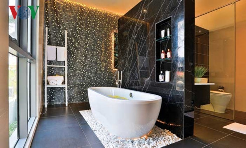 Phòng vệ sinh với gam màu trắng đen đầy sang trọng, quyến rũ. Phòng vệ sinh với gam màu trắng đen đầy sang trọng, quyến rũ.