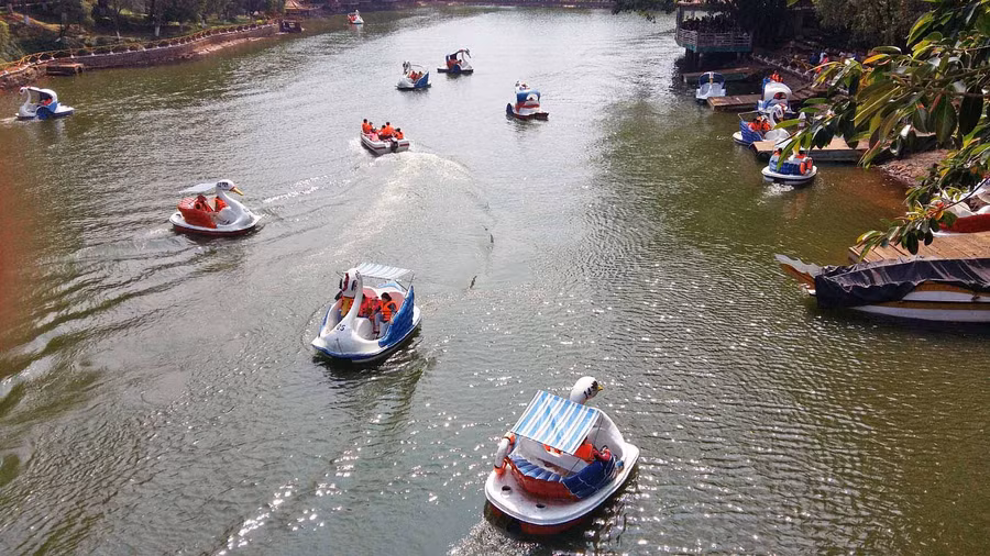 Du khách đi ca nô trên hồ Diên Hồng. Ảnh: Hà Phương