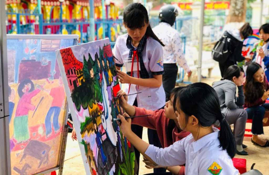 Các em thiếu nhi tham gia vẽ tranh tập thể. Ảnh: Phan Lài Các em thiếu nhi tham gia vẽ tranh tập thể. Ảnh: Phan Lài