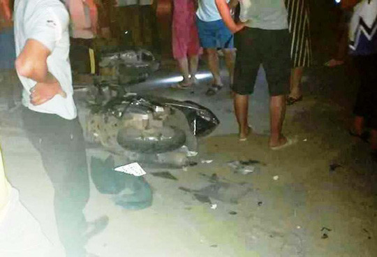 Một số chiếc xe máy hư hỏng nặng sau khi bị xe 7 chỗ lao sang đường ngược chiều tông trúng Một số chiếc xe máy hư hỏng nặng sau khi bị xe 7 chỗ lao sang đường ngược chiều tông trúng