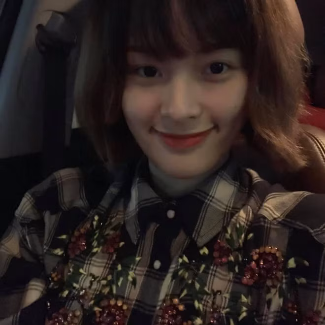 Với người đẹp vạn người mê này, những bức hình vui vẻ với kiểu tóc ngắn trẻ trung là điều công chúng thấy cô đang hạnh phúc với những gì mình có. Với người đẹp vạn người mê này, những bức hình vui vẻ với kiểu tóc ngắn trẻ trung là điều công chúng thấy cô đang hạnh phúc với những gì mình có.