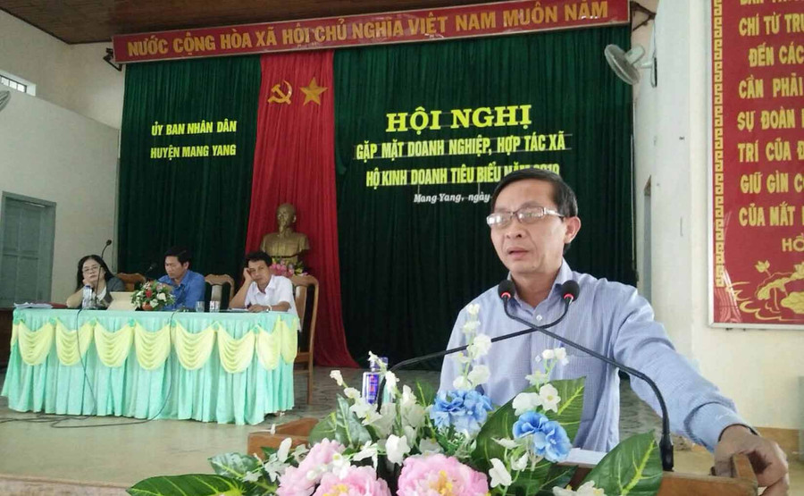 Lãnh đạo huyện phát biểu tại hội nghị. Ảnh: Hà Phương