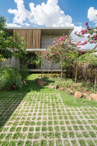  Bê tông được đổ thành ô tạo nên lối đi và phân chia vị trí cỏ mọc.