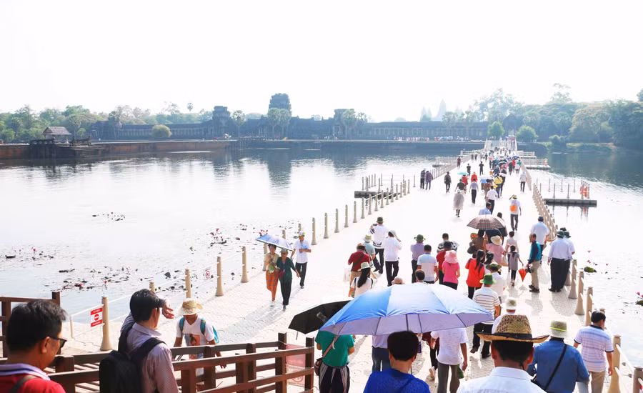 Rất đông du khách đến tham quan này. Ảnh: Quang Tấn