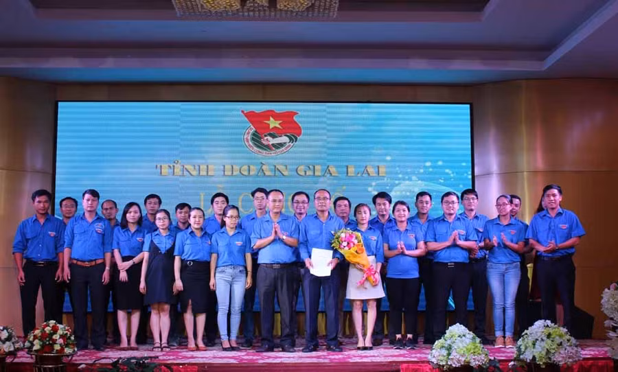 Ban Thường vụ Tỉnh đoàn trao quyết định thành lập Đoàn khối các cơ quan và doanh nghiệp tỉnh. Ảnh: Phan Lài 