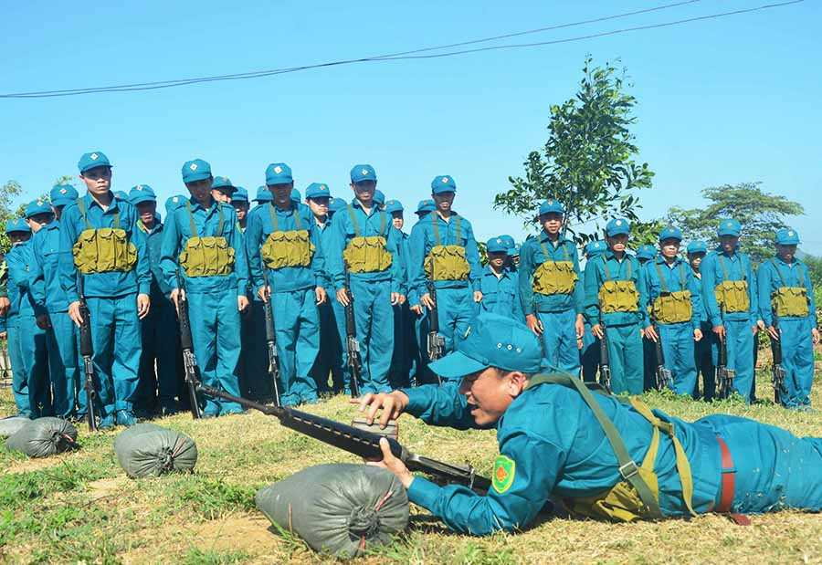  Lực lượng dân quân tham gia huấn luyện kỹ thuật ngắm bắn trên thao trường. Ảnh: A.H