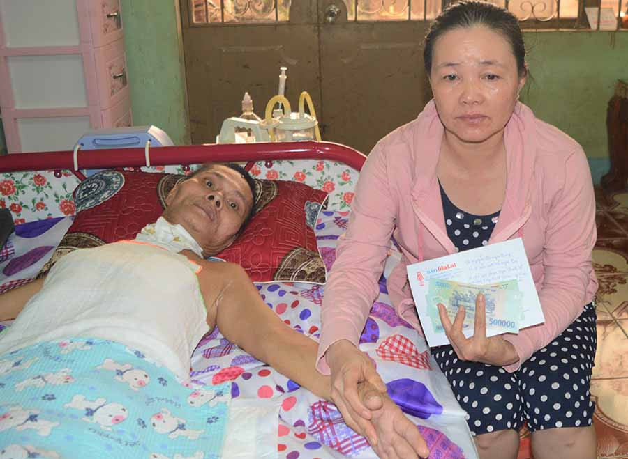  Chị Dung và chồng nhận tiền hỗ trợ của Báo Gia Lai. Ảnh: Đ.Y