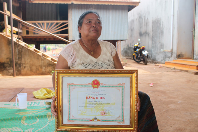 Già Rơ Châm Phyal nâng niu tấm bằng khen của UBND H.Ia Grai