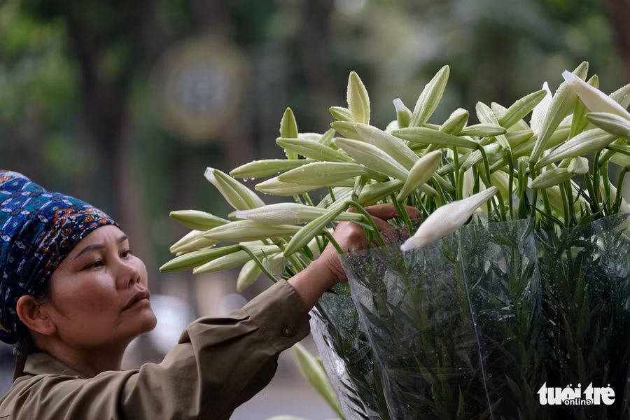 Người bán hàng thường phun nước cho hoa để tươi lâu hơn