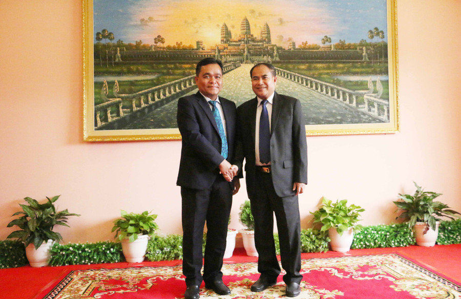 Lãnh đạo 2 tỉnh Stung Treng và Gia Lai mong muốn tình đoàn kết hữu nghị nghị sẽ mãi bền chặt. Ảnh: Quang Tấn