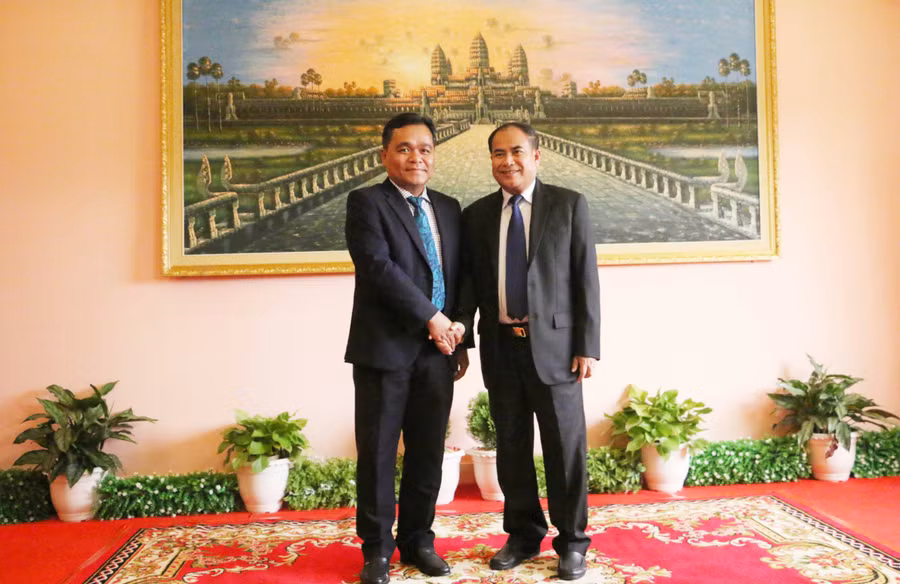 Lãnh đạo 2 tỉnh Stung Treng và Gia Lai mong muốn tình đoàn kết hữu nghị nghị sẽ mãi bền chặt. Ảnh: Quang Tấn