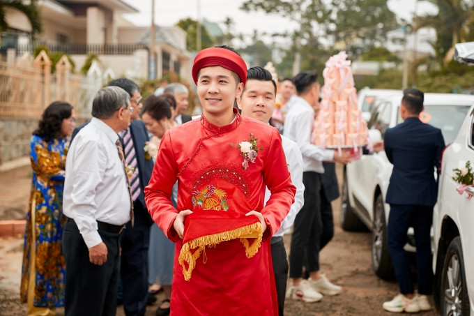 Đúng giờ lành, bạn trai Võ Trần Hiếu mang trầu cau và rượu sang làm nghi thức xin rước dâu.