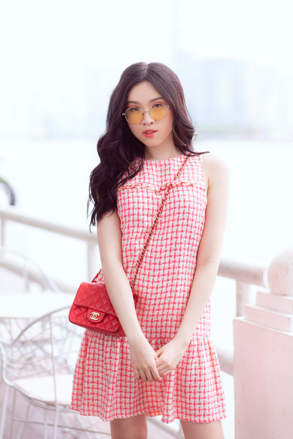 Trong tiết trời nóng bức của Sài Gòn, váy hạ eo cũng là một trong những trang phục giúp phái đẹp 'giải nhiệt mùa hè'  Trong tiết trời nóng bức của Sài Gòn, váy hạ eo cũng là một trong những trang phục giúp phái đẹp 'giải nhiệt mùa hè'