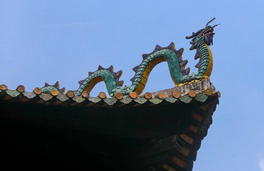 Họa tiết rồng còn được trang trí ở bốn góc của đỉnh mái ngói và nhiều chi tiết nhỏ trong đền. Họa tiết rồng còn được trang trí ở bốn góc của đỉnh mái ngói và nhiều chi tiết nhỏ trong đền.