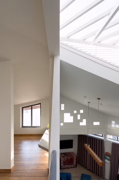 Sàn nhà lát gỗ giữ cho đôi chân các thành viên luôn cảm thấy ấm áp. 