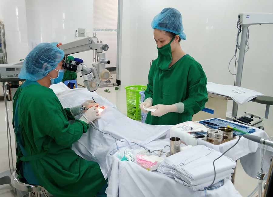  Các bác sĩ Bệnh viện Mắt Cao Nguyên trong 1 ca phẫu thuật. Ảnh: T.d