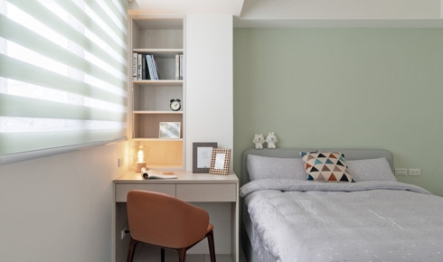 Nội thất phòng ngủ bố trí đơn giản, tường màu xanh dương được đổi thành xanh lá cây mang đến cảm giác yên bình và thư giãn.