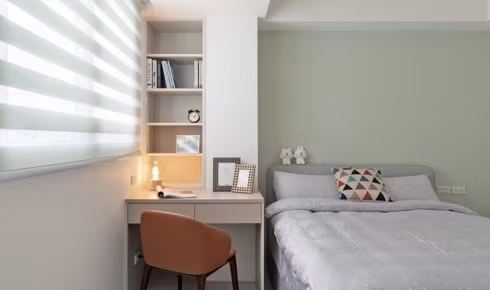 Nội thất phòng ngủ bố trí đơn giản, tường màu xanh dương được đổi thành xanh lá cây mang đến cảm giác yên bình và thư giãn.