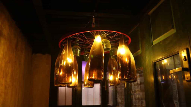 Những chai thủy tinh được tái chế đầy khéo léo trở thành chùm đèn trang trí 