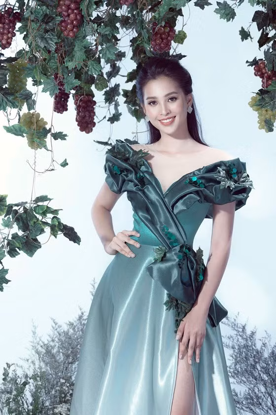 Tiểu Vy gợi cảm với đầm màu xanh lá nho