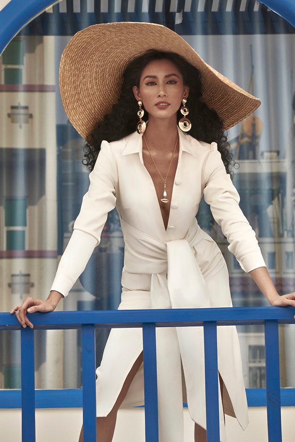  Người đẹp diện mũ rộng vành và trang sức kim loại, phù hợp với xu hướng thời trang.