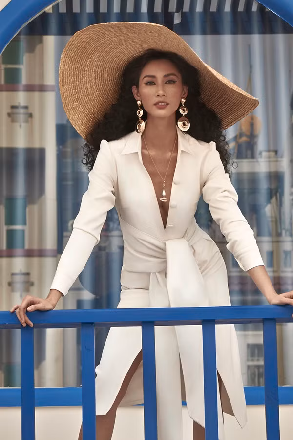  Người đẹp diện mũ rộng vành và trang sức kim loại, phù hợp với xu hướng thời trang.