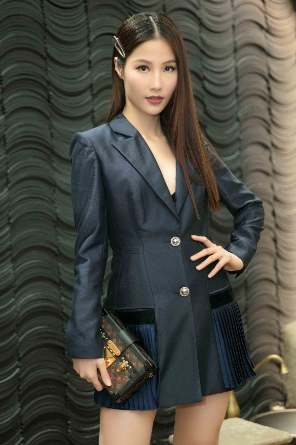 Diễm My phối váy vest tông trầm với túi hiệu dạng hộp.