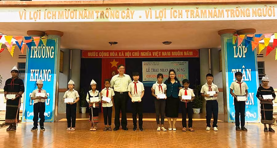 Trao học bổng cho các em học sinh có hoàn cảnh khó khăn tại huyện Chư Pah. Ảnh: N.T