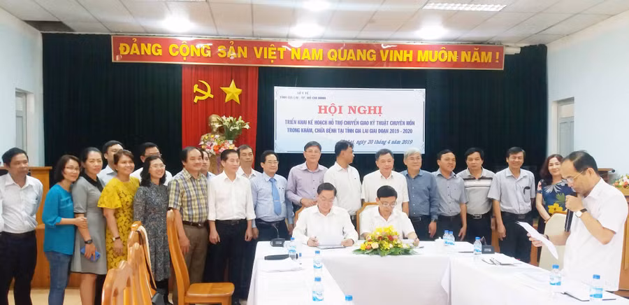 GS.TS Nguyễn Tấn Bỉnh- Giám đốc sở Y tế TP.Hồ Chí Minh và ông Nguyễn Đình Tuấn- Phó Giám đốc sở Y tế Gia Lai ký kết kế hoạch hỗ trợ chuyển giao kỹ thuật chuyên môn trong khám, chữa bệnh giai đoạn 2019-2020. Ảnh: Như Nguyện