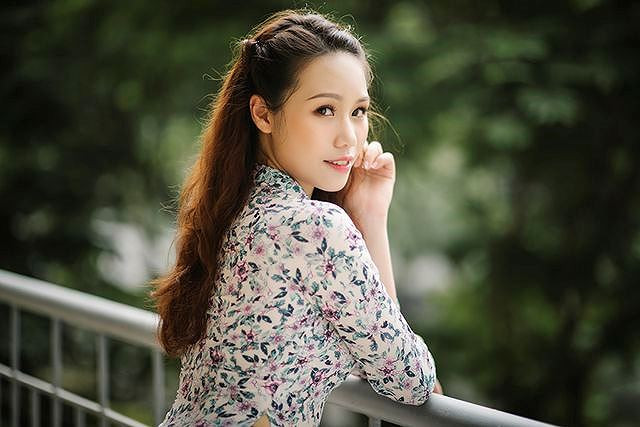  Khi được xướng tên cho ngôi vị cao nhất của cuộc thi Duyên dáng Ngoại thương 2017, Ngân Hà như vỡ òa trong niềm vui và hạnh phúc.