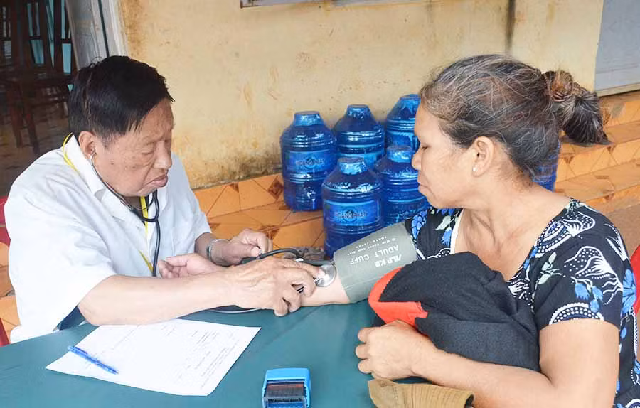  GS-TS Vũ Bằng Đình khám bệnh cho người dân. Ảnh: V.H