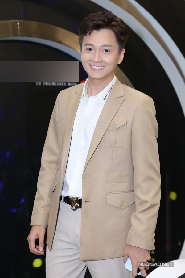 Ca sĩ Ngô Kiến Huy bảnh bao đi sự kiện. Anh vẫn lẻ bóng sau khi chia tay bạn gái Khổng Tú Quỳnh.