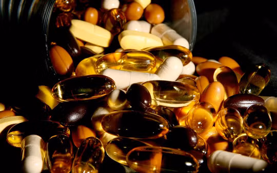 Các viên uống bổ sung canxi, vitamin D có thể gây tác dụng phụ đáng sợ nếu bổ sung quá liều hoặc bổ sung khi không cần thiết - ảnh: THE TELEGRAPH