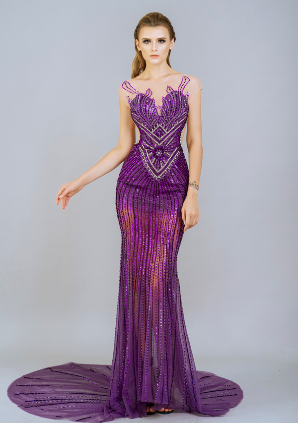 Lựa chọn được kiểu đầm dạ hội phù hợp không chỉ giúp người phụ nữ tôn lên đường cong hình thể, che bớt khuyết điểm mà còn thể hiện được gu thời trang nữ tính, sự đẳng cấp và địa vị xã hội của chính mình. Do đó, nhà thiết kế luôn chăm chút cho từng sản phẩm để nâng niu vẻ đẹp của người mặc.