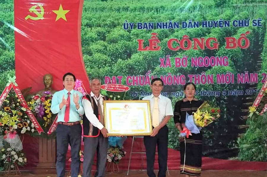 Lãnh đạo xã Bờ Ngoong đón nhận bằng công nhận xã đạt chuẩn nông thôn mới. Ảnh: Hà Tây Lãnh đạo xã Bờ Ngoong đón nhận bằng công nhận xã đạt chuẩn nông thôn mới. Ảnh: Hà Tây