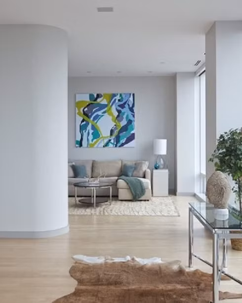  Các phòng hướng về phía nam nhận được ánh nắng mặt trời gay gắt nhất vào ban ngày. Mùa đông hoặc mùa hè, phía nhà bạn phải đối mặt với ánh nắng mặt trời vào buổi trưa sẽ được chiếu sáng bằng ánh sáng vàng đỏ vào một ngày trời quang. Tường trắng là một lựa chọn tốt để làm mát những không gian này, và sơn có thể được điều chỉnh với các tùy chọn màu sẽ giải quyết vấn đề chói.