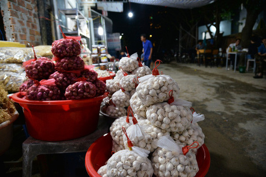 Tình trạng bày bán các loại tỏi không có nhãn mác, xuất xứ tràn lan tại huyện Lý Sơn. Ảnh: T.Trực