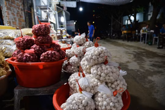 Tình trạng bày bán các loại tỏi không có nhãn mác, xuất xứ tràn lan tại huyện Lý Sơn. Ảnh: T.Trực