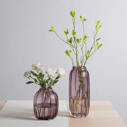 Bình thủy tinh làm thủ công màu tím khói, thêm nét lãng mạn cho ngôi nhà.