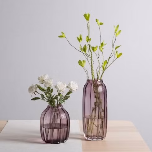 Bình thủy tinh làm thủ công màu tím khói, thêm nét lãng mạn cho ngôi nhà.