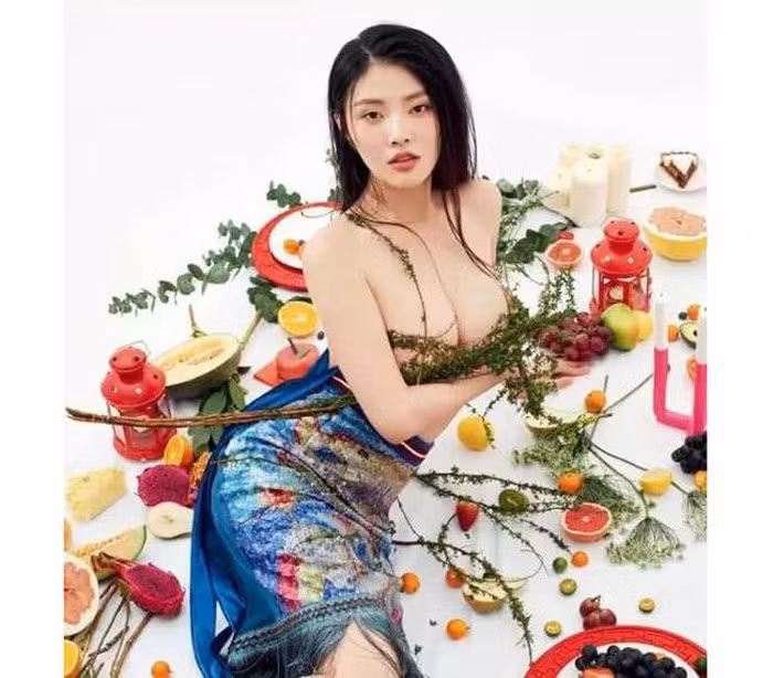 Một bài tập hiệu quả là: Nằm ngửa lên sàn hoặc ghế tập, hai tay cầm tạ nhỏ nâng và hạ tay thẳng trước ngực, mặt để tự nhiên, mắt nhìn xuống cằm và ngực. Sau đó, mở rộng tay sang hai bên khi đưa lên thì thở ra và xuống thì hít.