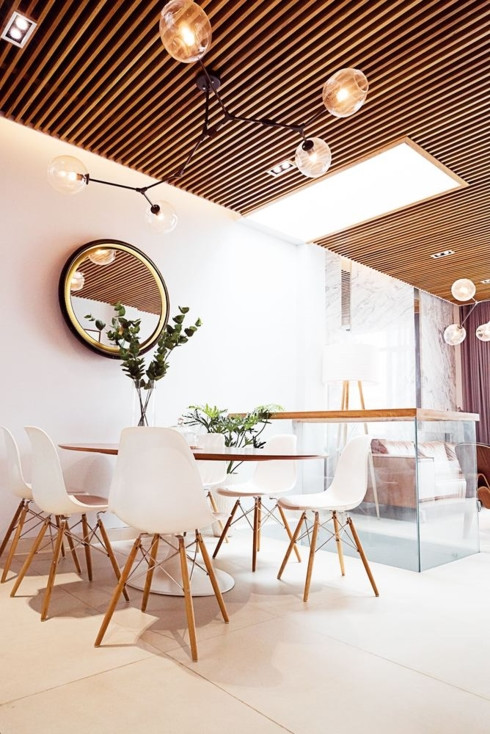  Bộ bàn ghế ăn hình tròn không chiếm quá nhiều diện tích, gương cầu lồi ở bên trên tạo cảm giác rộng rãi và thoáng đãng cho không gian.