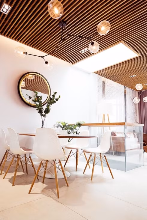  Bộ bàn ghế ăn hình tròn không chiếm quá nhiều diện tích, gương cầu lồi ở bên trên tạo cảm giác rộng rãi và thoáng đãng cho không gian.