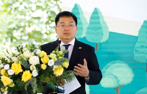 Ông Hoàng Nam Tiến chia sẻ tại lễ ký kết ngày 11/4.