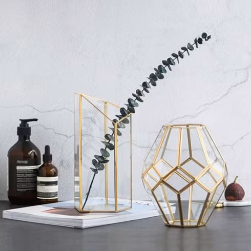  Thêm nét sang trọng, hiện đại cho góc phòng với bình hoa có nhiều cạnh.