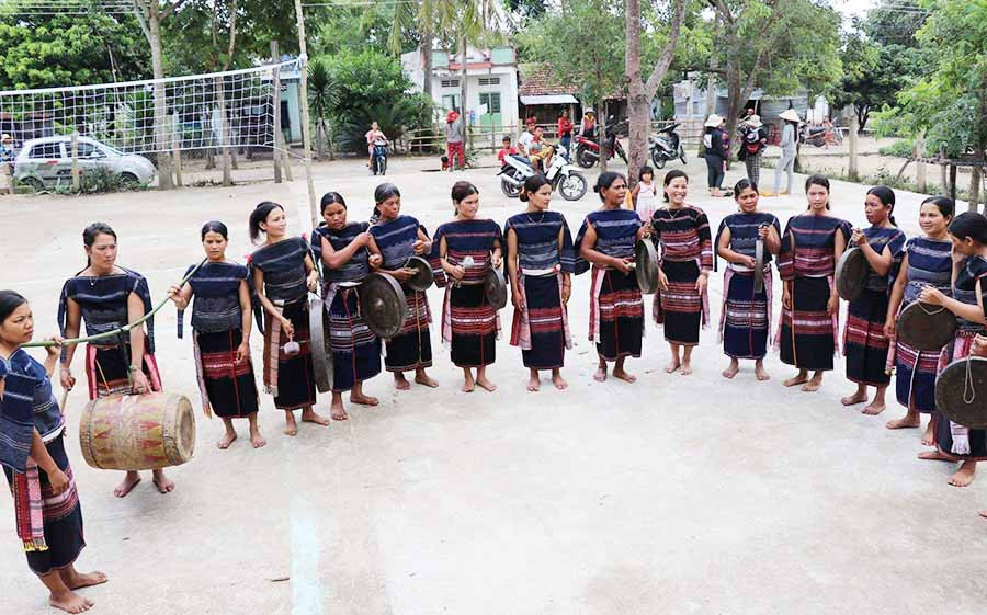 Đội cồng chiêng nữ làng Leng (xã Tơ Tung) tham gia tập luyện. Ảnh: M.N Đội cồng chiêng nữ làng Leng (xã Tơ Tung) tham gia tập luyện. Ảnh: M.N