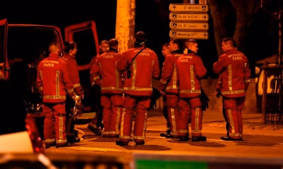 Lực lượng cứu hỏa tại hiện trường. Ảnh: Getty Images