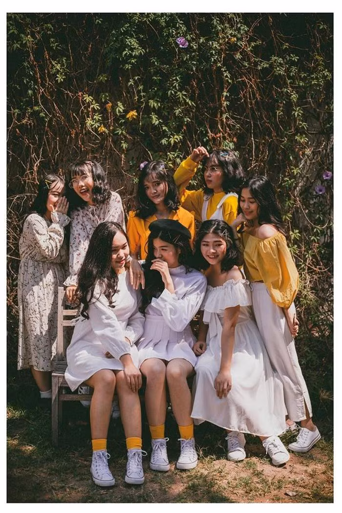 Bộ ảnh kỷ yếu của hội bạn thân mà cứ ngỡ là nhóm mẫu ảnh đang chụp hình cho shop thời trang nào đó.