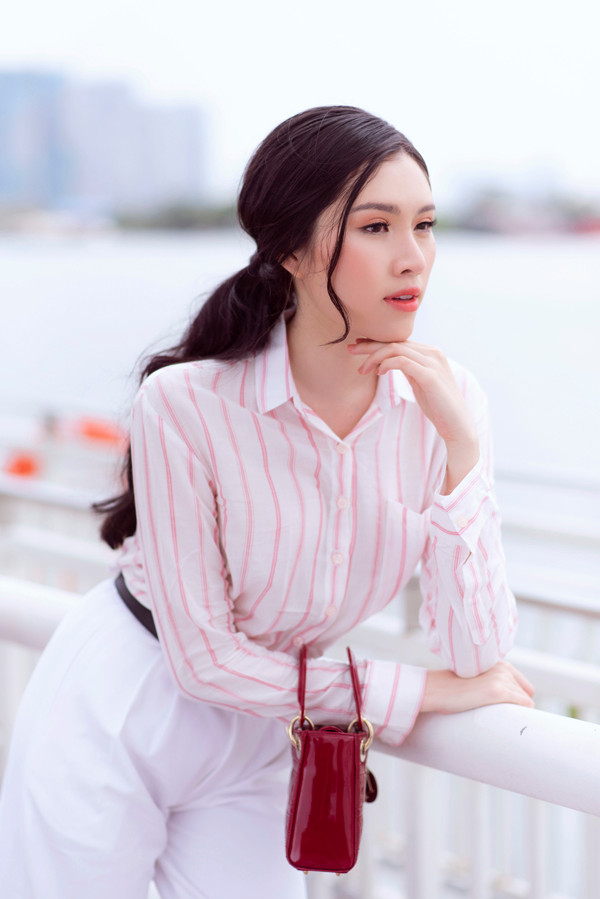 Nếu yêu thích phong cách thanh lịch thì các nàng có thể chọn các kiểu sơ mi, quần suông cắt may trên chất liệu thoáng mát như cotton, cotton lụa, lụa. Nếu yêu thích phong cách thanh lịch thì các nàng có thể chọn các kiểu sơ mi, quần suông cắt may trên chất liệu thoáng mát như cotton, cotton lụa, lụa.