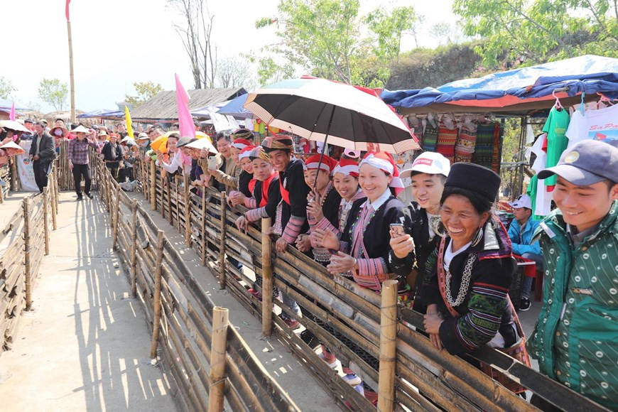 Tạm xa phố phường xô bồ về Fansipan trẩy hội, hòa mình vào núi, vào mây, phiêu diêu giữa thế giới hoa ngợp ngời như ở trời Âu, say mê cuộc sống tưng bừng của người Tây Bắc,… Bấy nhiêu đó, chẳng phải quá trọn vẹn cho một kỳ nghỉ sao!